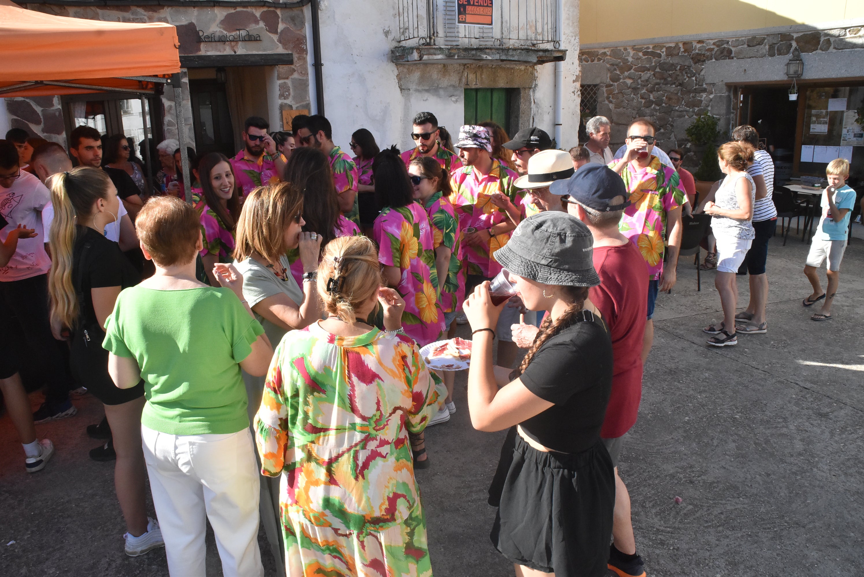 Sangría y jamón en el inicio de las fiestas de Vallejera de Riofrío