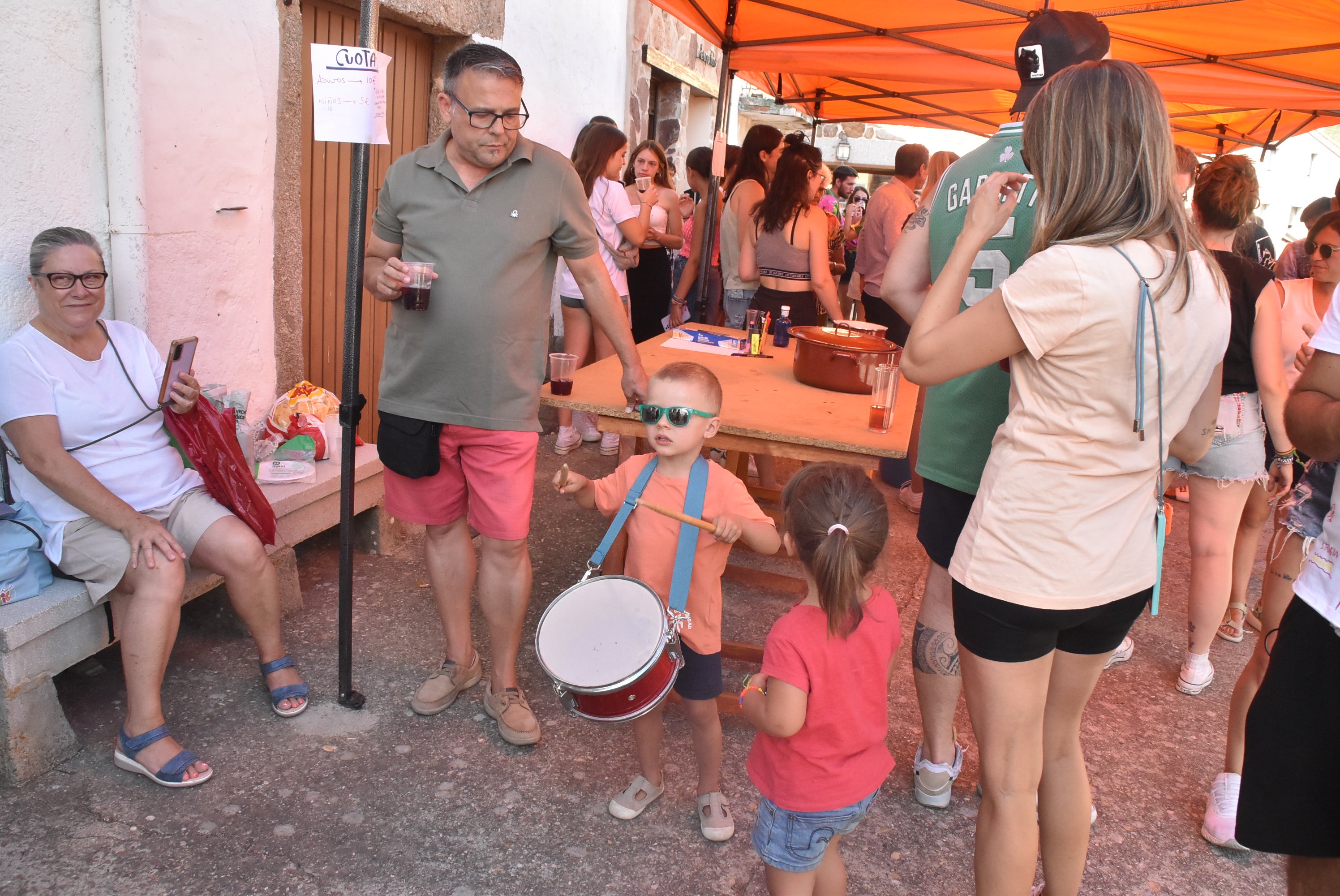 Sangría y jamón en el inicio de las fiestas de Vallejera de Riofrío