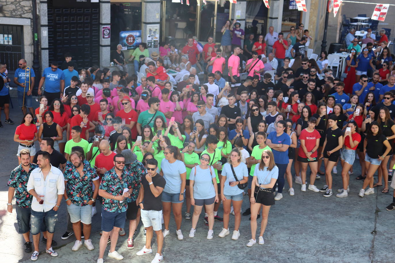 Las peñas disfrutan de la fiesta en Linares de Riofrío