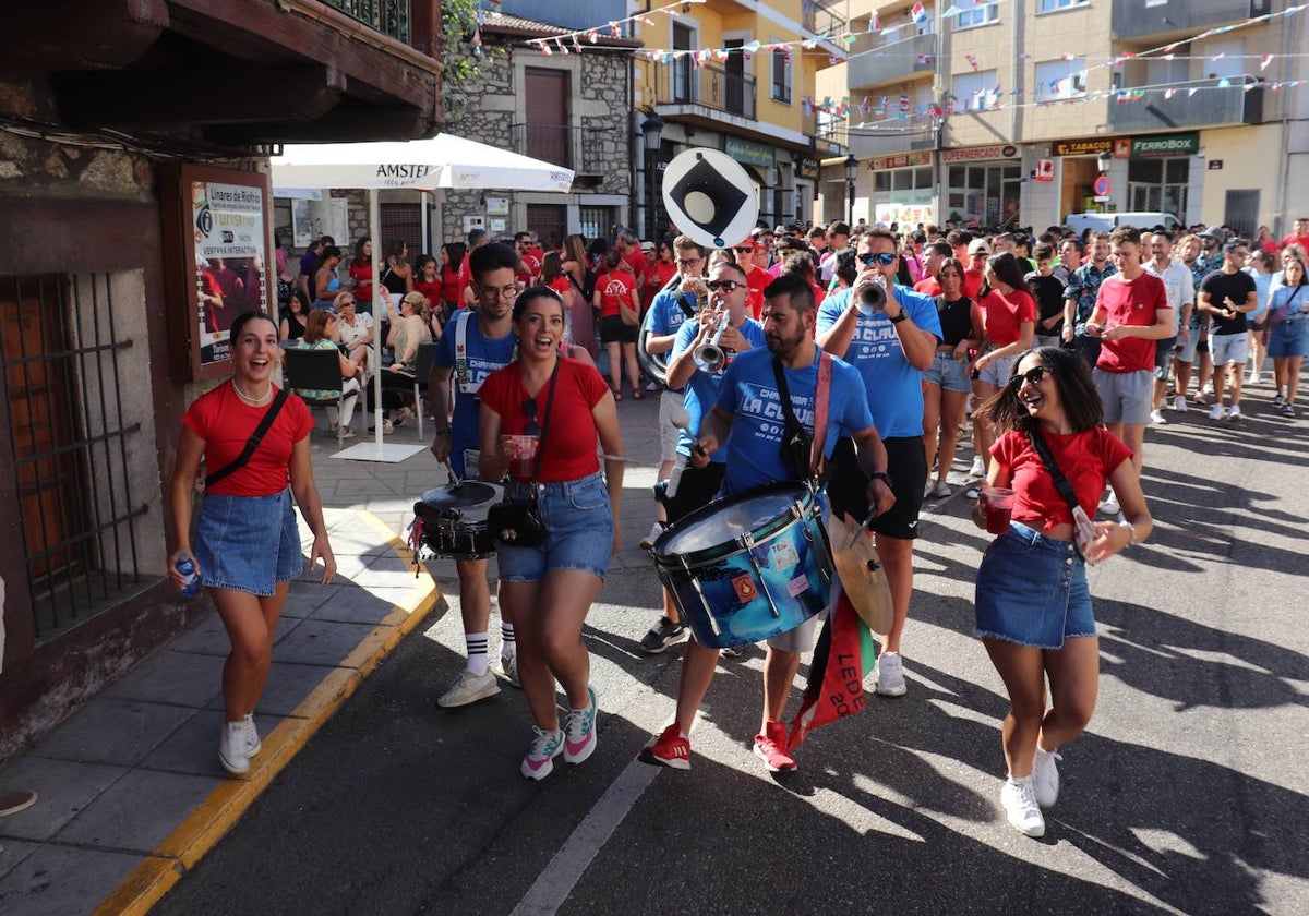 Las peñas disfrutan de la fiesta en Linares de Riofrío