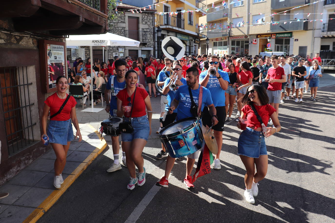 Las peñas disfrutan de la fiesta en Linares de Riofrío