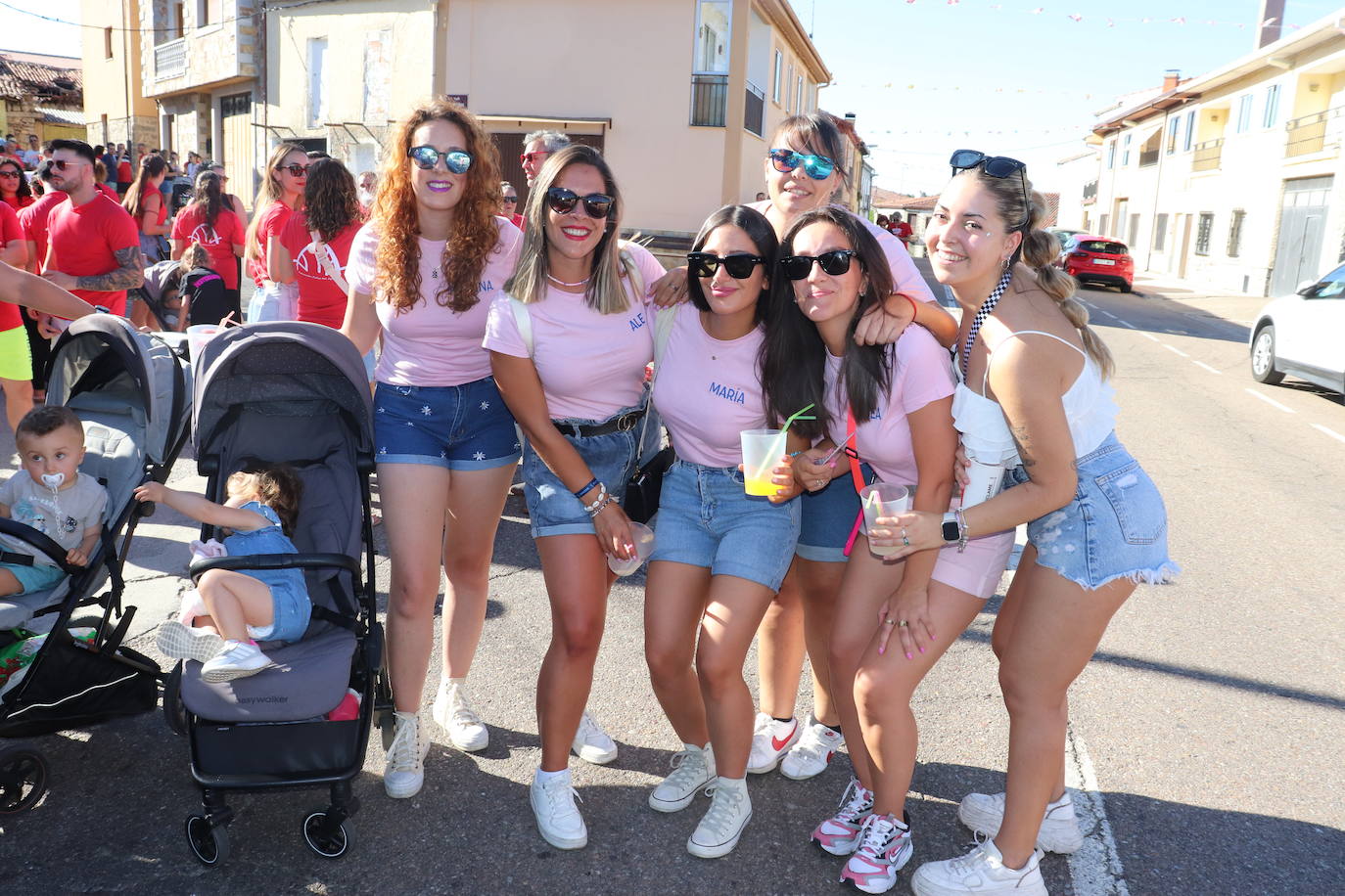 Las peñas disfrutan de la fiesta en Linares de Riofrío