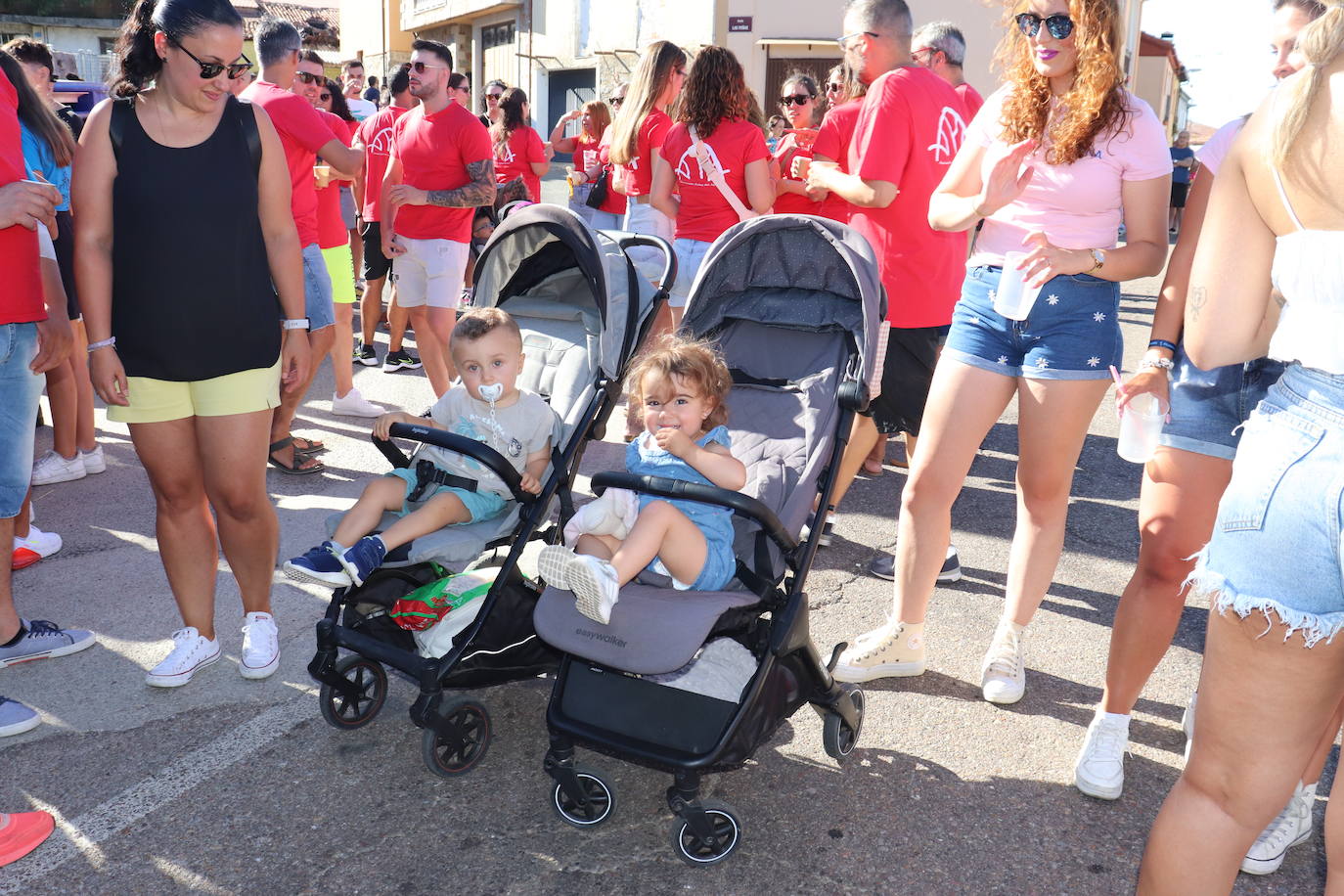 Las peñas disfrutan de la fiesta en Linares de Riofrío