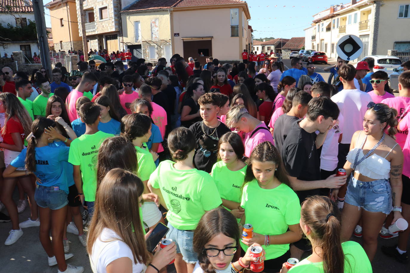 Las peñas disfrutan de la fiesta en Linares de Riofrío