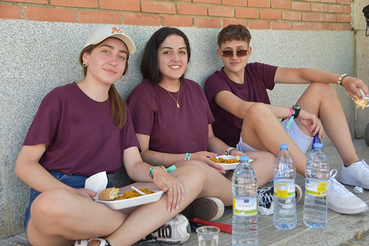 Juventud y gran ambiente en la tradicional paella de Rollán