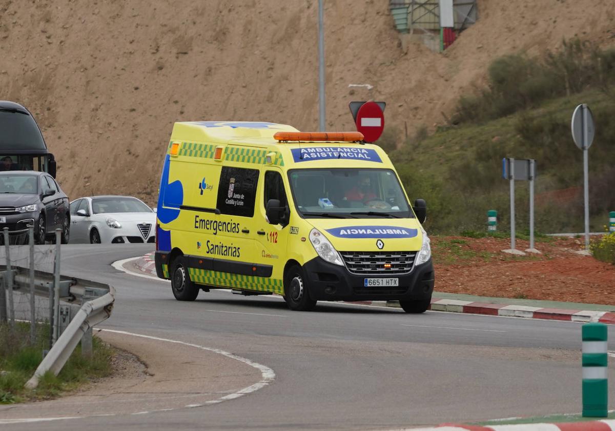 Una ambulancia se trasladada por la autovía en las inmediaciones de Salamanca.