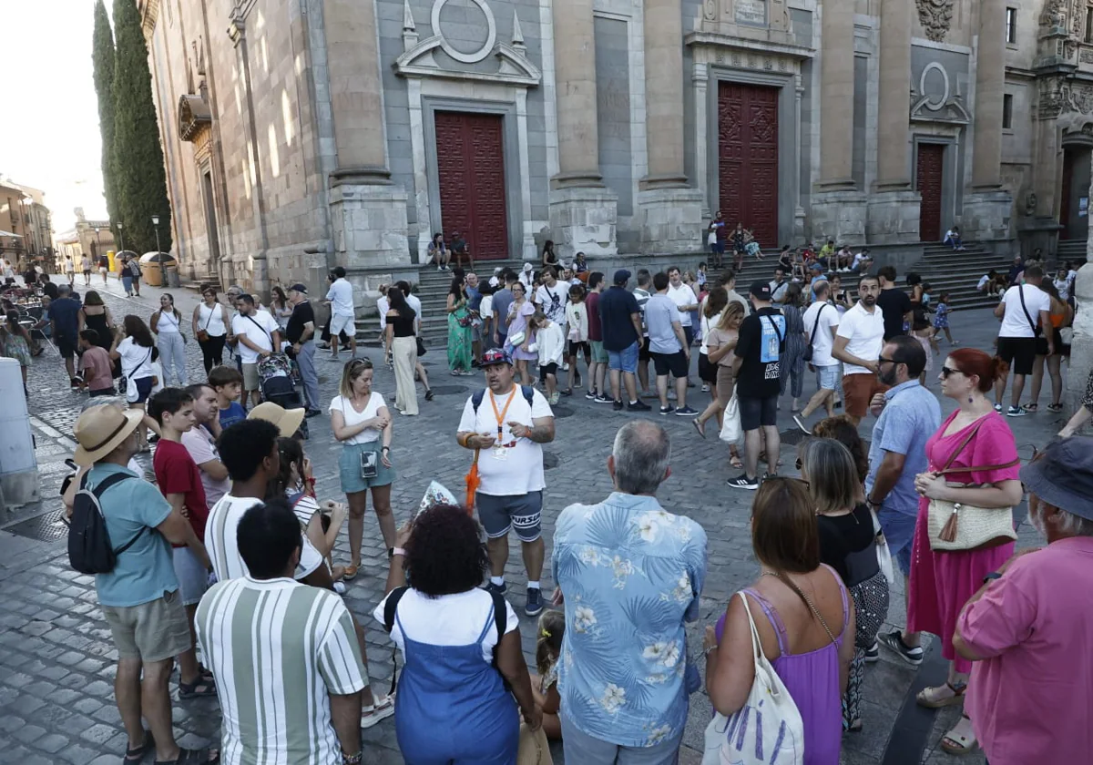 Turistas a las puertas de la Clerecía.