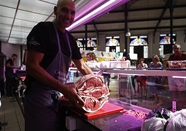 Chuletones en una de las carnicerías del mercado.