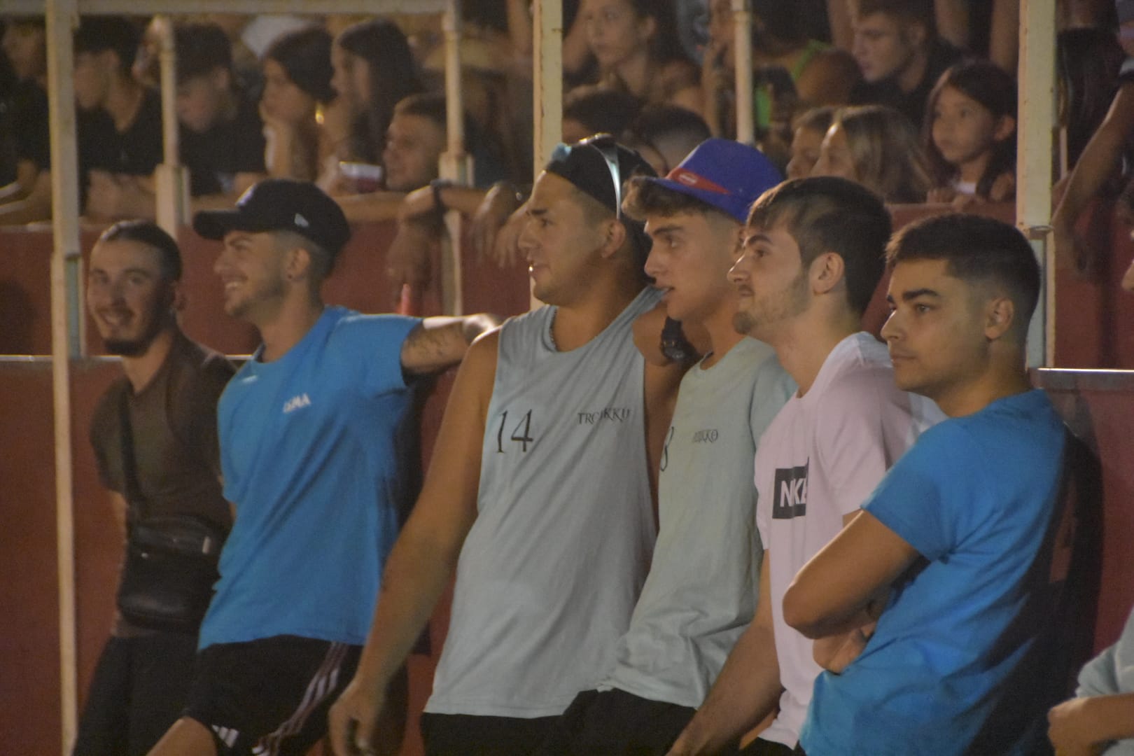 Carbajora llena su plaza de toros en la primera cita nocturna con las vaquillas