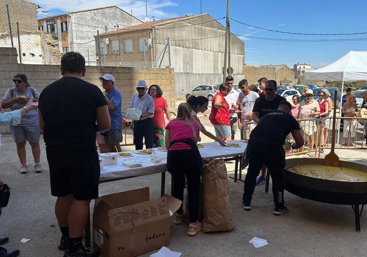 Vitigudinenses esperando su turno para colaborar con la Cofradía