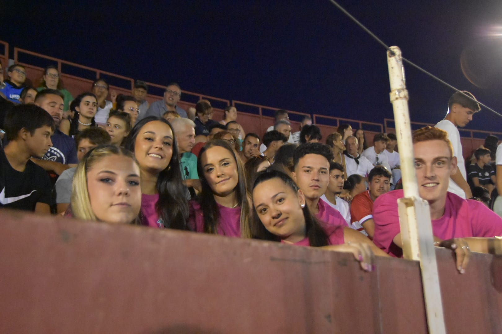 Carbajora llena su plaza de toros en la primera cita nocturna con las vaquillas