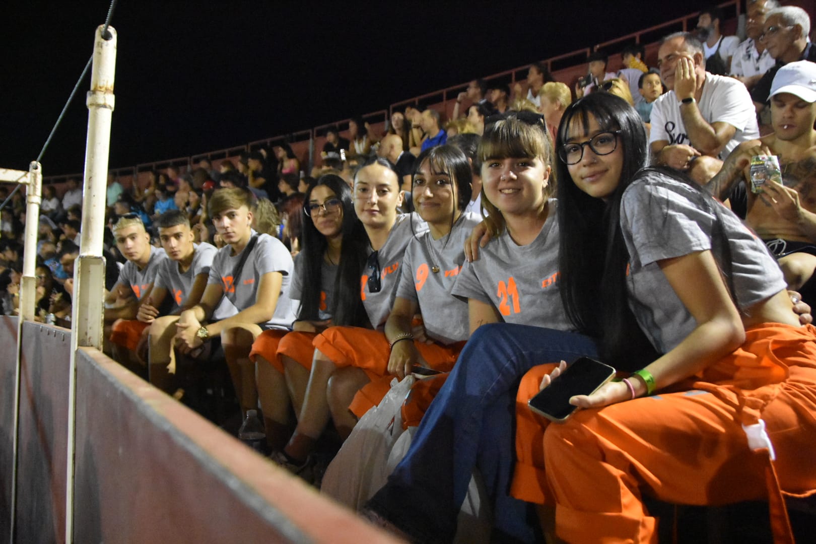 Carbajora llena su plaza de toros en la primera cita nocturna con las vaquillas