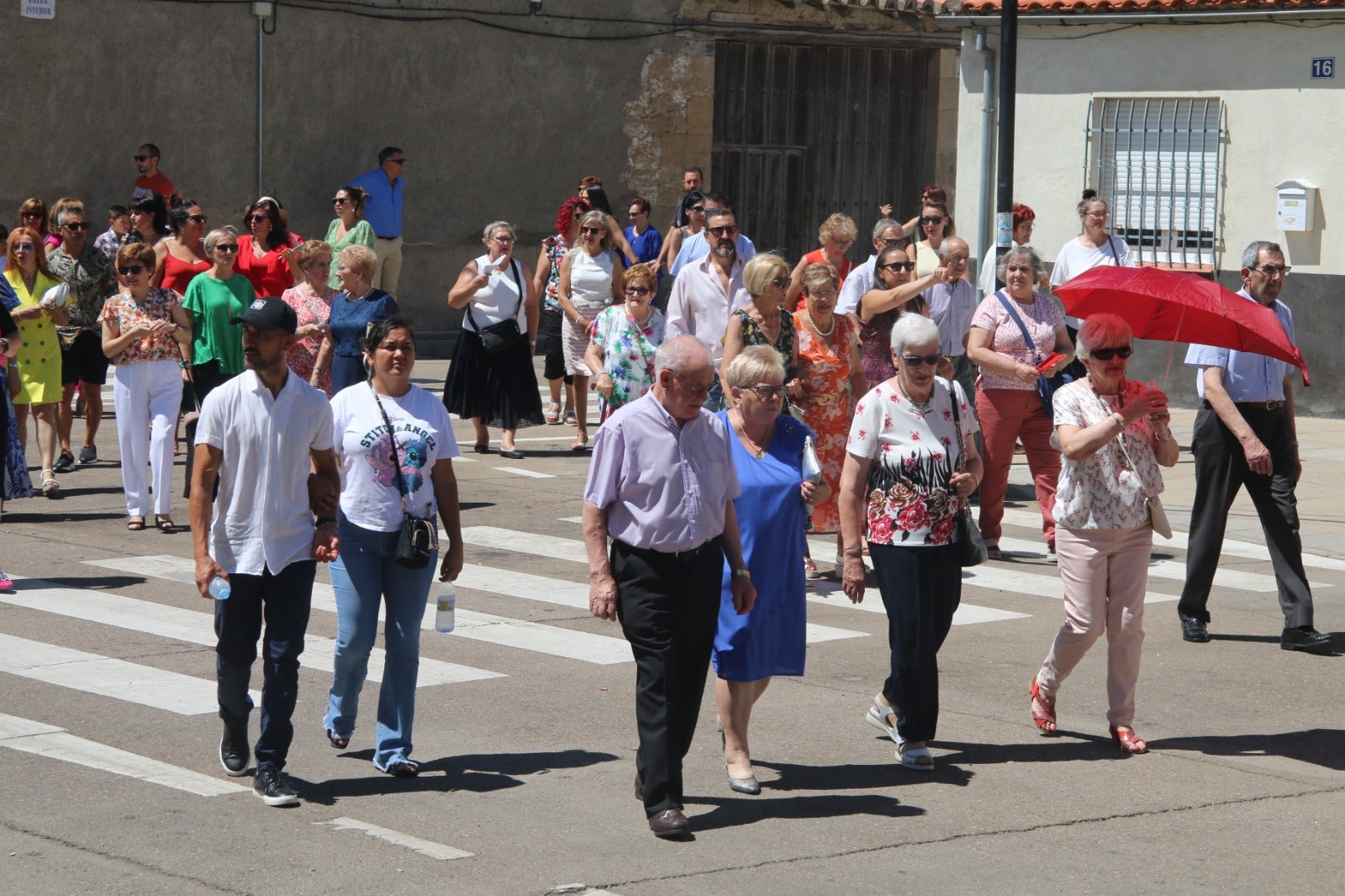 Castellanos de Moriscos arropa y acompaña al Cristo de las Batallas