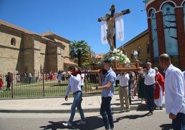 La salida de la imagen del Cristo de las Batallas de la parroquia de Castellanos de Moriscos