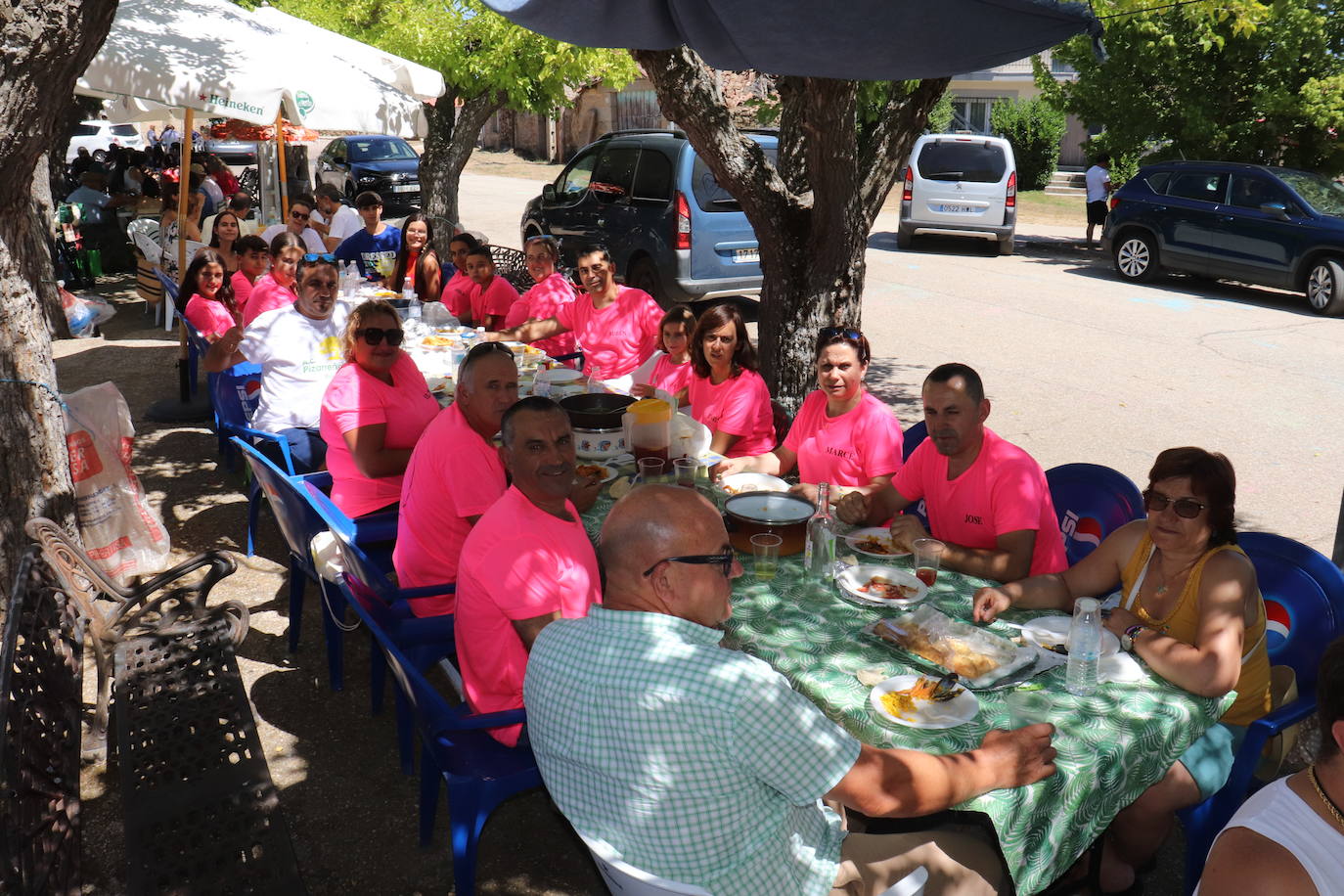 Navamorales marca el final de sus fiestas con una paella para 450 personas