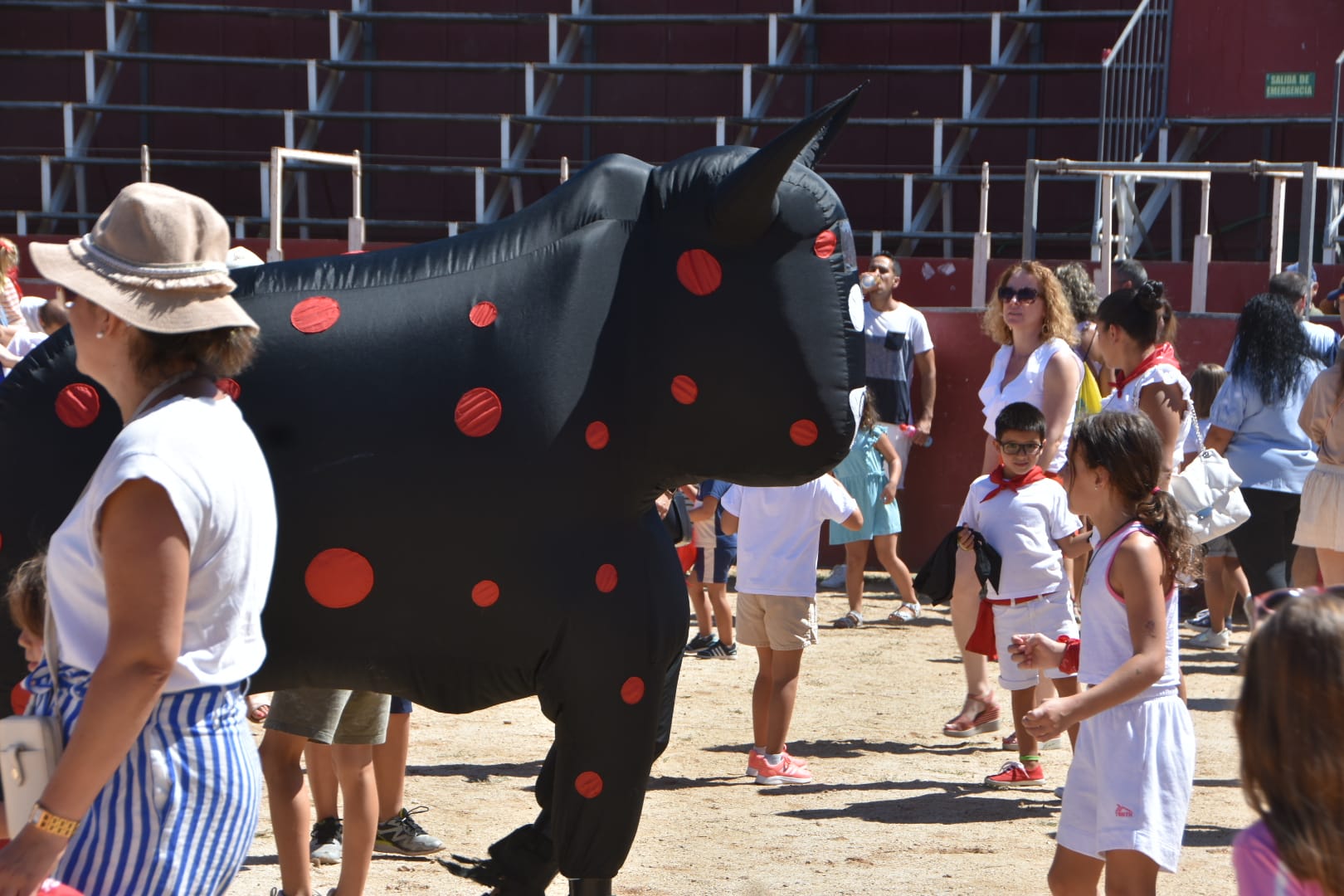 Divertido y colorido encierro infantil en Carbajosa