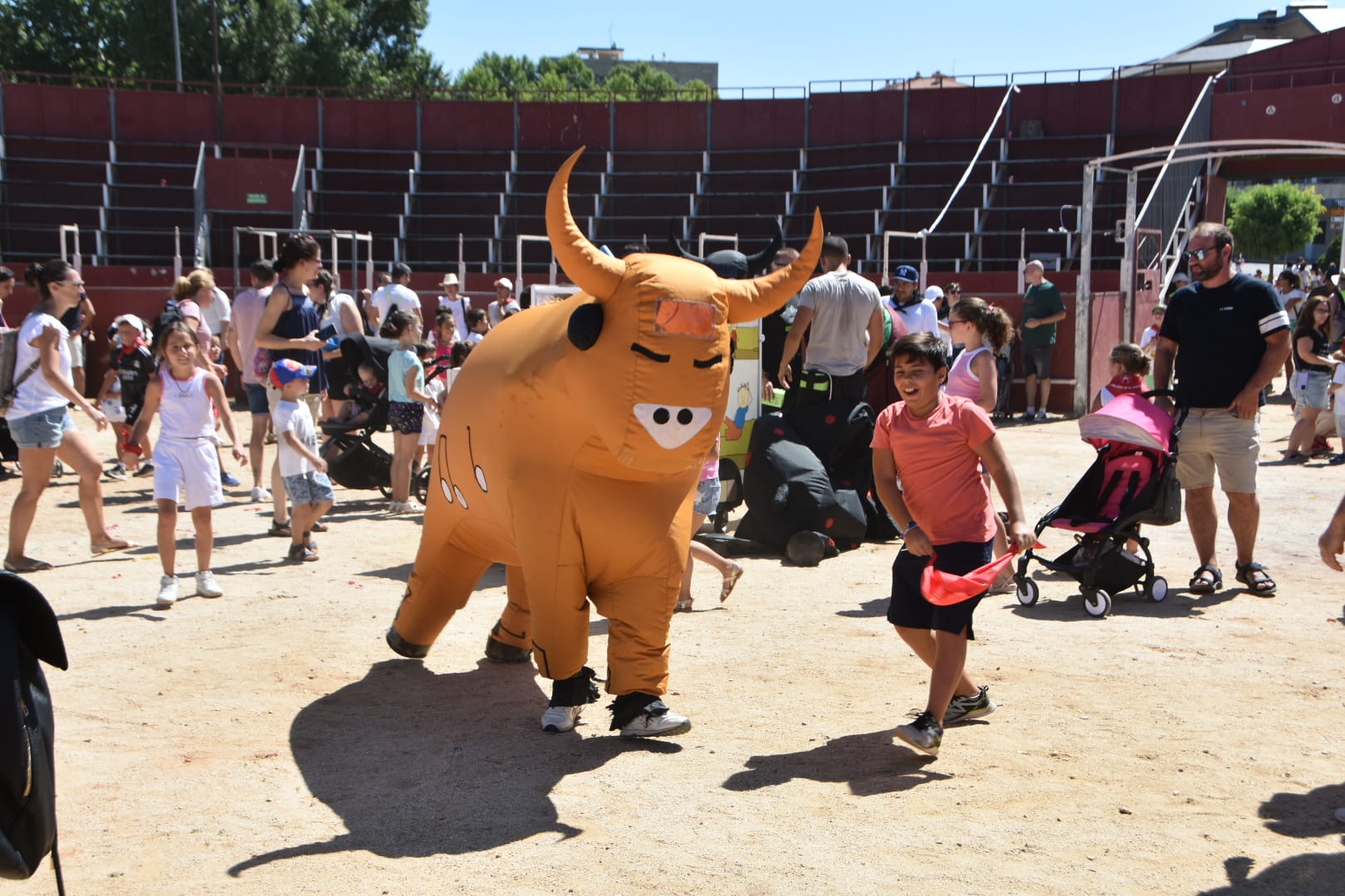 Divertido y colorido encierro infantil en Carbajosa