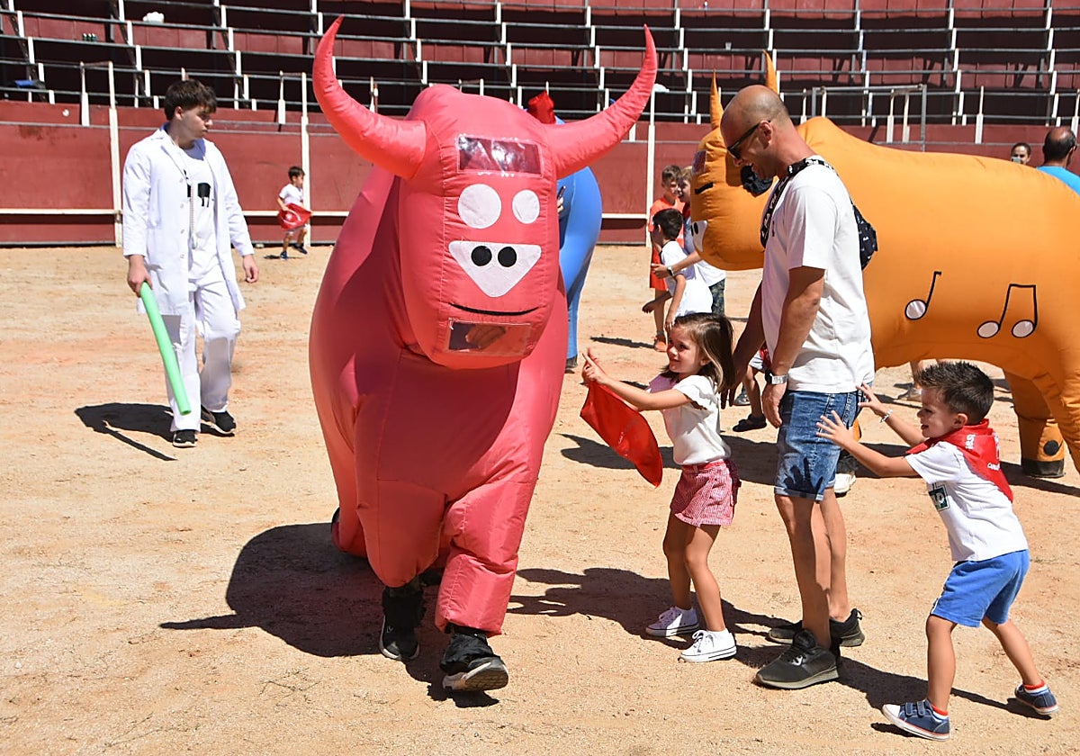 Divertido y colorido encierro infantil en Carbajosa