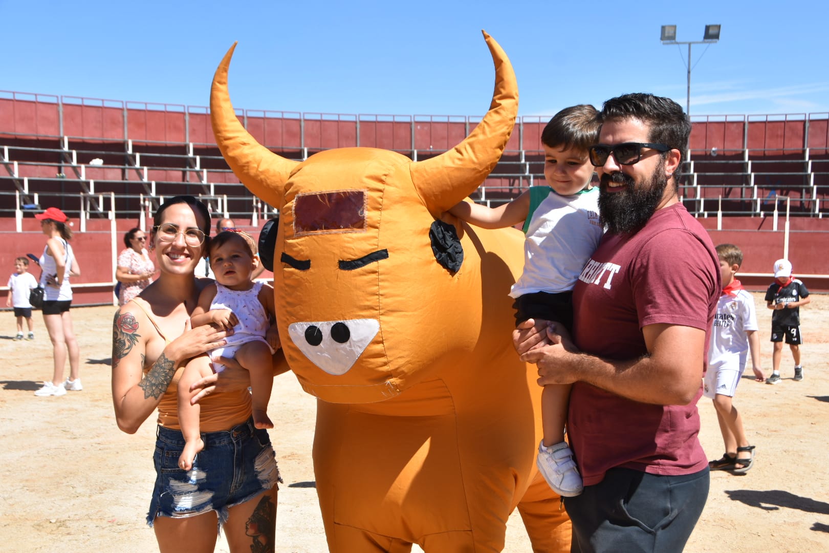 Divertido y colorido encierro infantil en Carbajosa