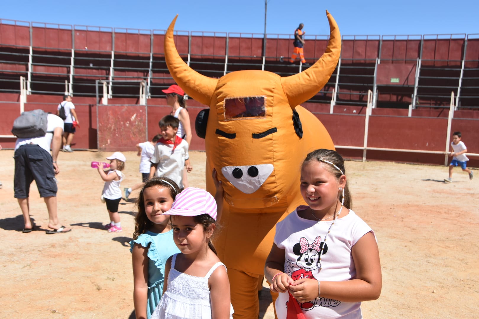 Divertido y colorido encierro infantil en Carbajosa