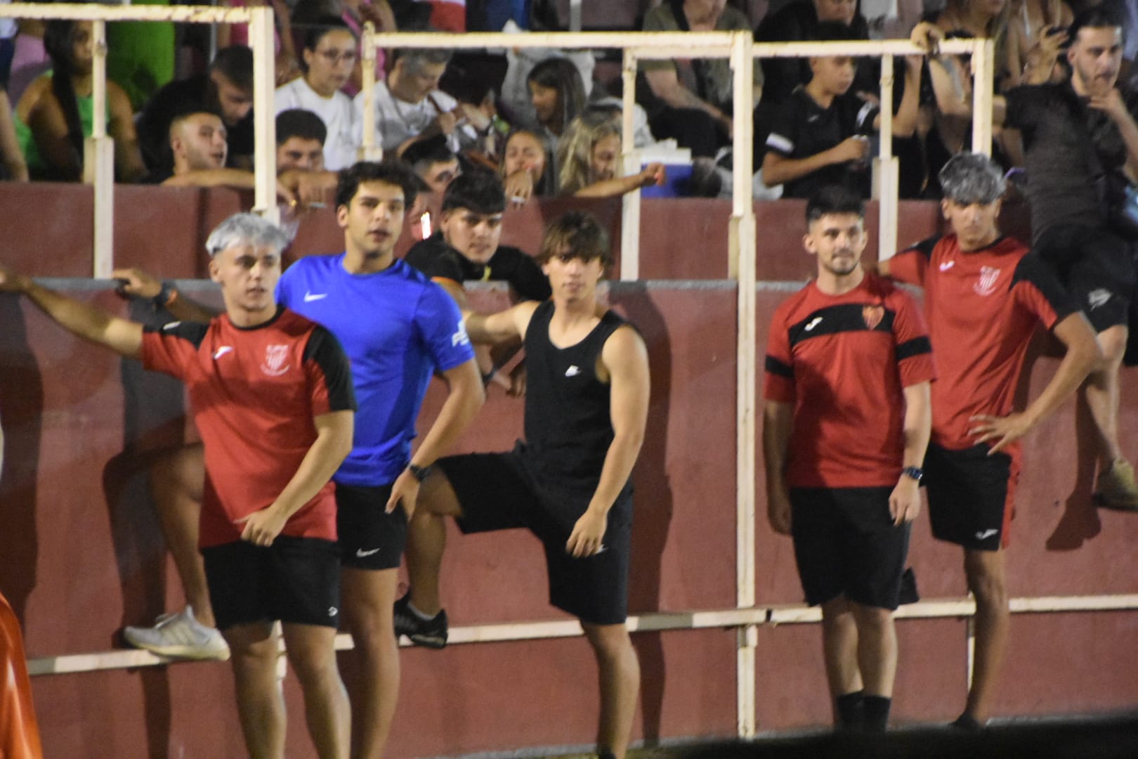 Carbajora llena su plaza de toros en la primera cita nocturna con las vaquillas