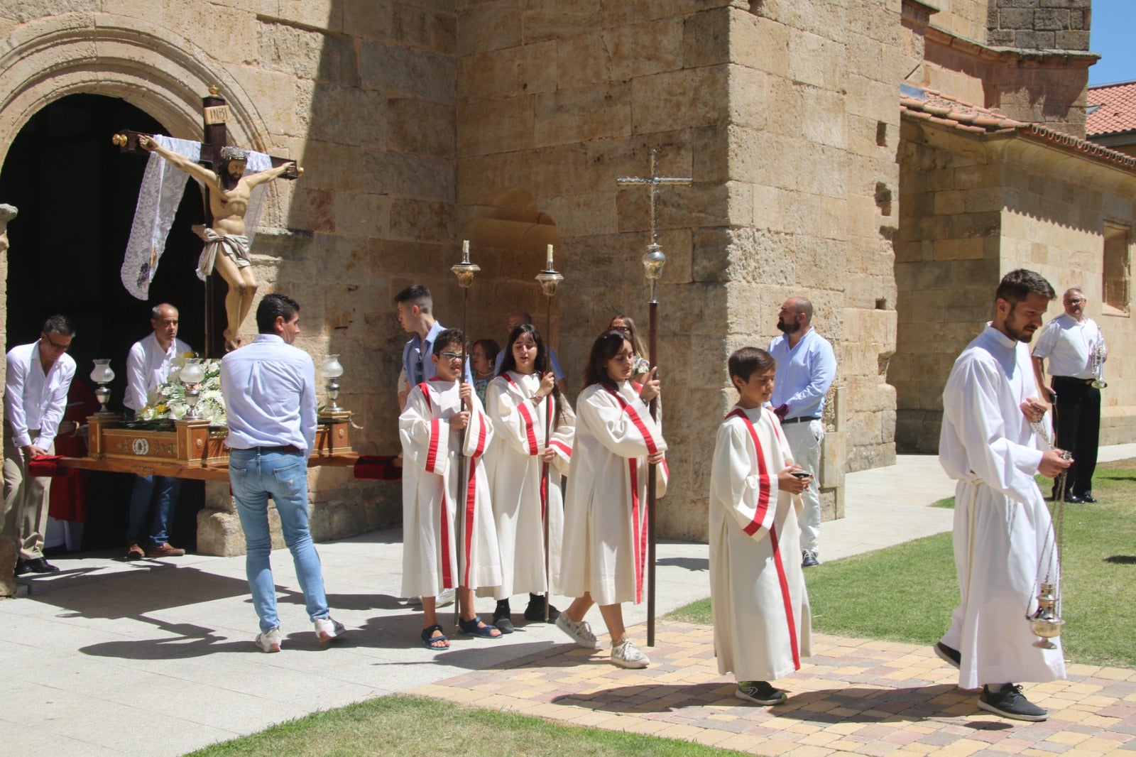 Castellanos de Moriscos arropa y acompaña al Cristo de las Batallas