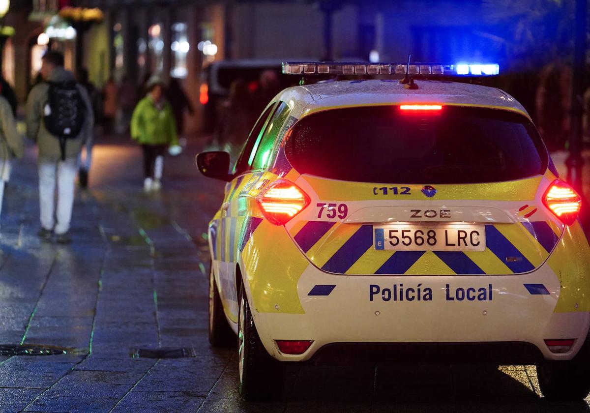 Una patrulla de la Policía Local de Salamanca durante un servicio nocturno.