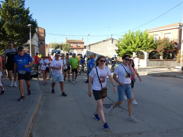 Cantaracillo emprende el paseo típico previo a sus fiestas, andando y en bici