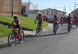 Decenas de amigos de Zorita de la Frontera pedalean juntos