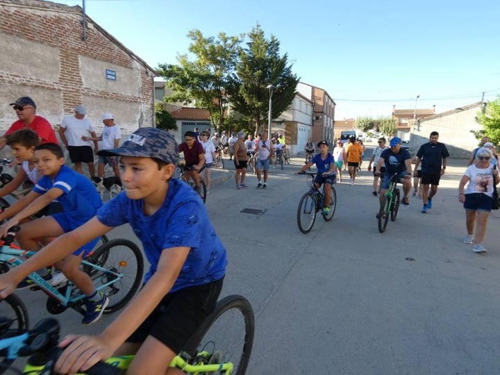 Cantaracillo emprende el paseo típico previo a sus fiestas, andando y en bici