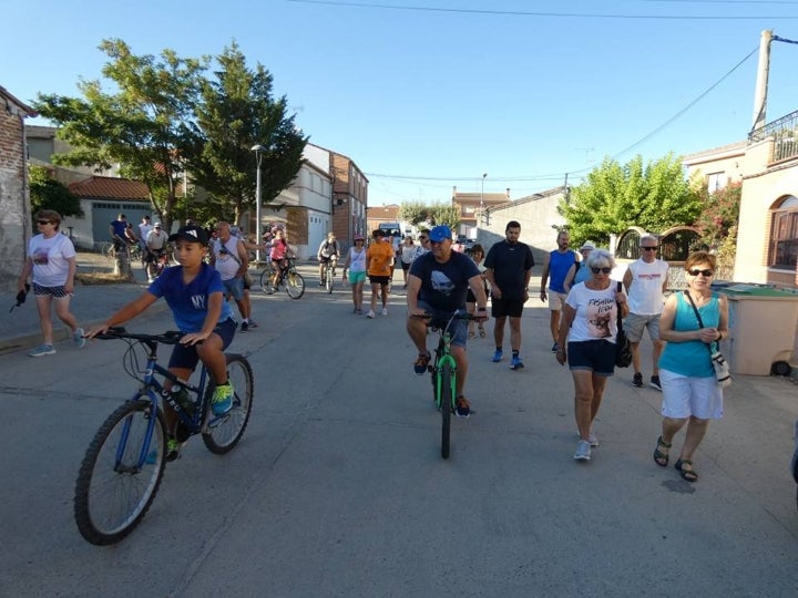 Cantaracillo emprende el paseo típico previo a sus fiestas, andando y en bici