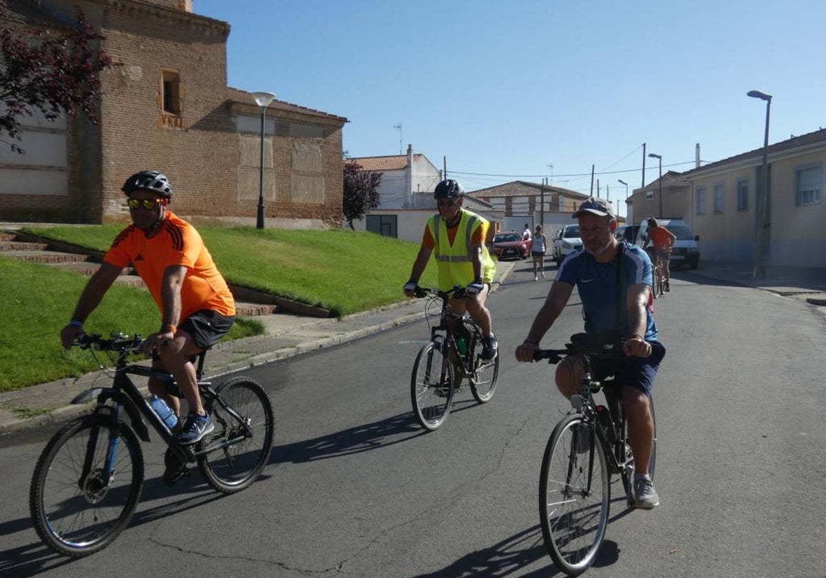 Decenas de amigos de Zorita de la Frontera pedalean juntos