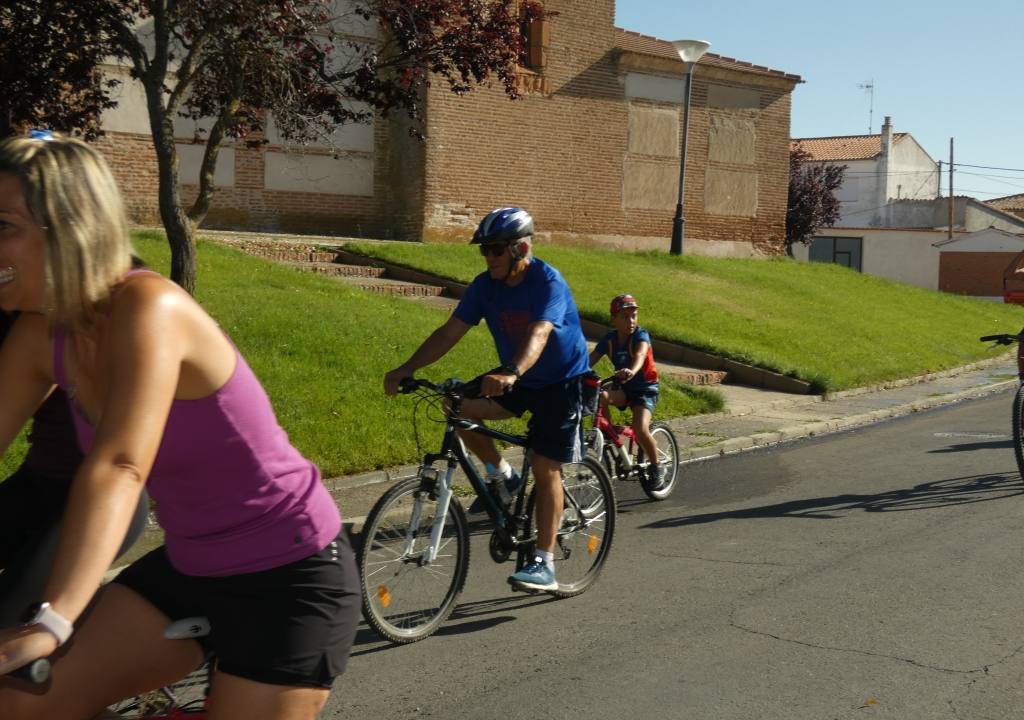 Decenas de amigos de Zorita de la Frontera pedalean juntos