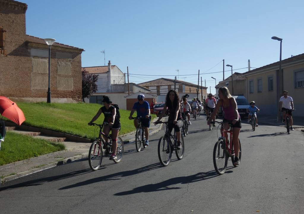 Decenas de amigos de Zorita de la Frontera pedalean juntos