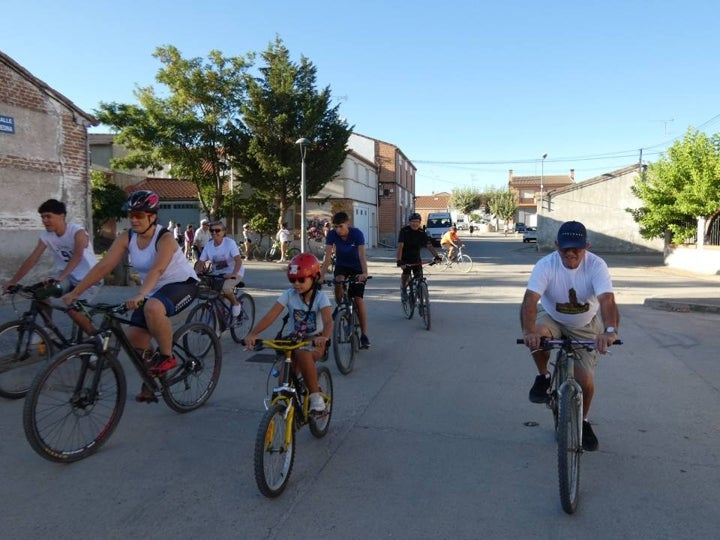 Cantaracillo emprende el paseo típico previo a sus fiestas, andando y en bici