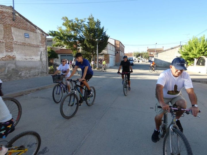 Cantaracillo emprende el paseo típico previo a sus fiestas, andando y en bici