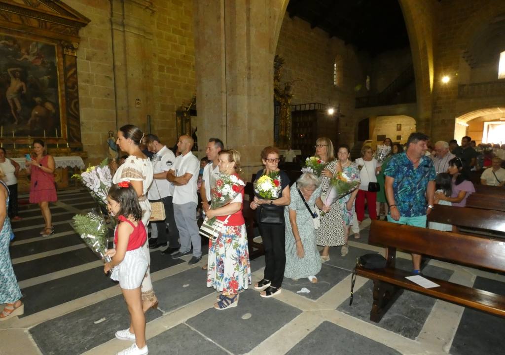 Las mujeres de Cantalpino obsequian con flores a Nuestra Señora de la Asunción