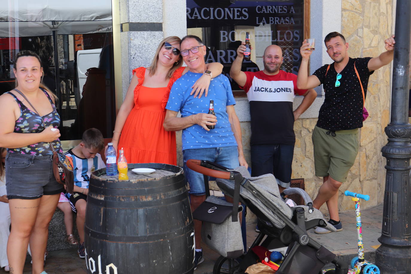 El baile del vermú anima una intensa jornada de vísperas en Linares