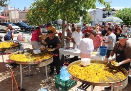 Reparto de la paella en la Plaza Mayor para más de medio millar de personas