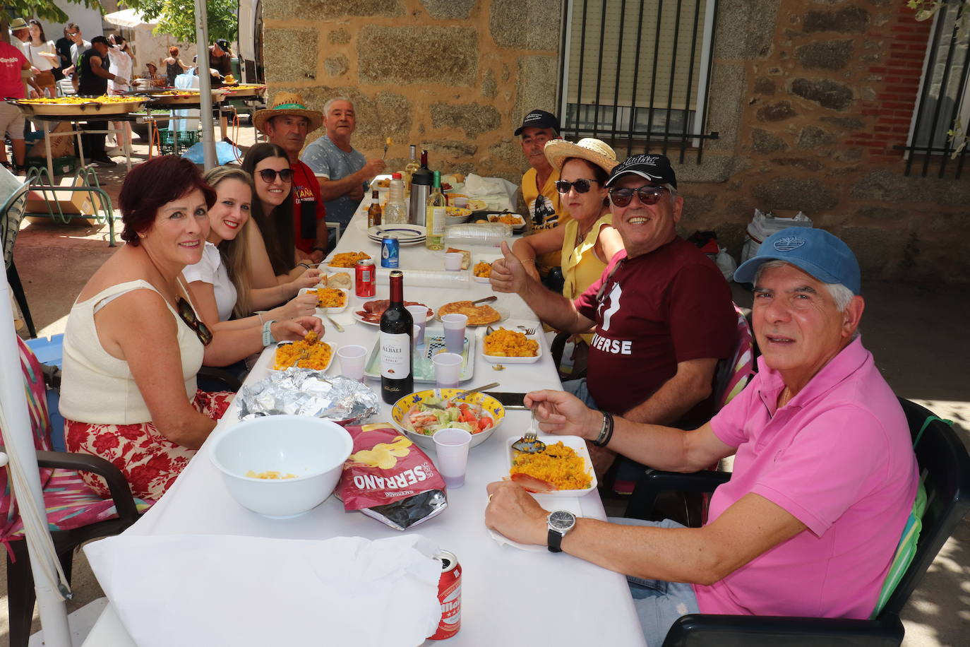 Gallegos de Solmirón disfruta de una animada paella para más de 500 personas