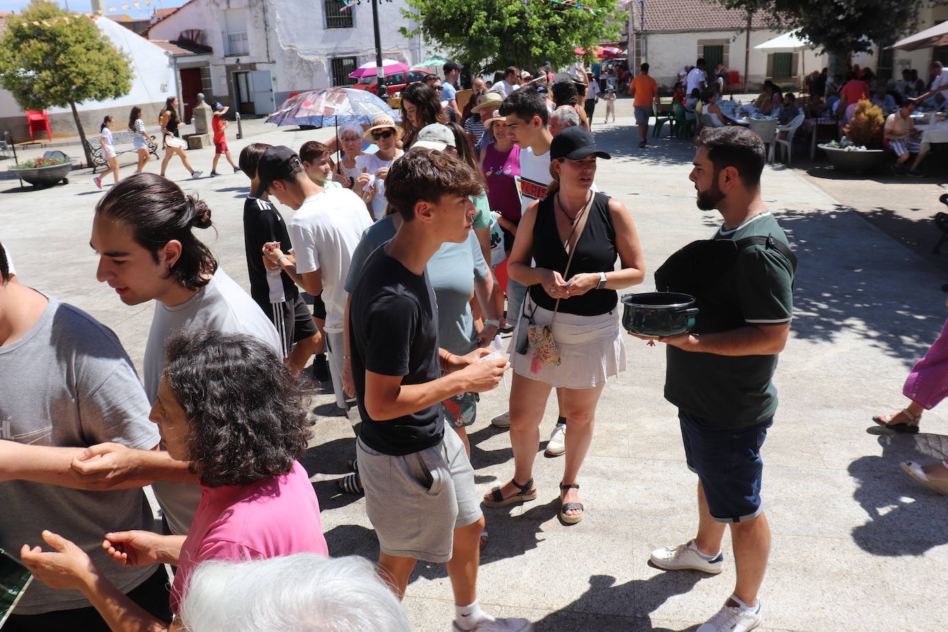 Gallegos de Solmirón disfruta de una animada paella para más de 500 personas