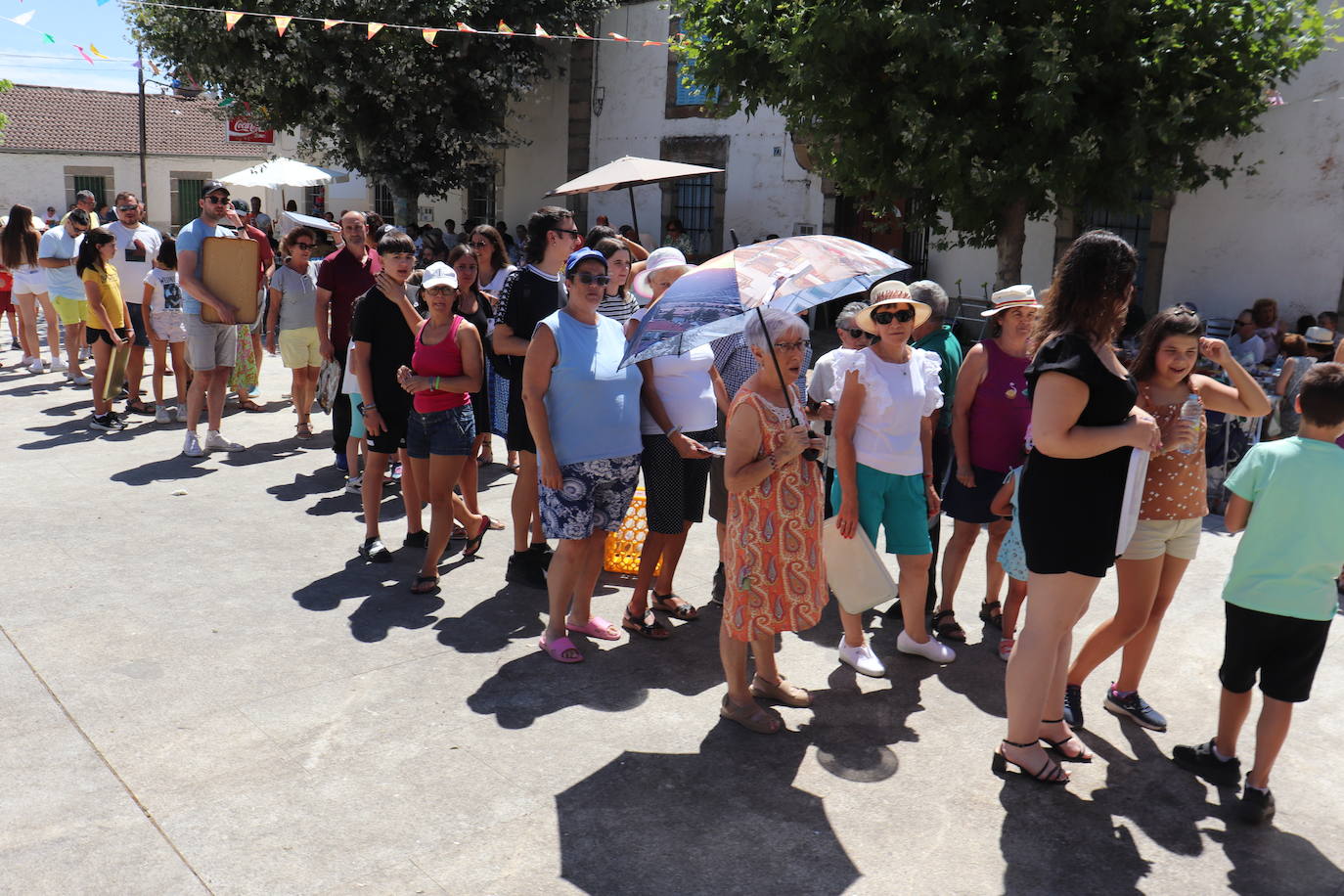 Gallegos de Solmirón disfruta de una animada paella para más de 500 personas