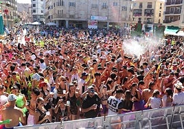 Las peñas disfrutan con el lanzamiento del chupinazo