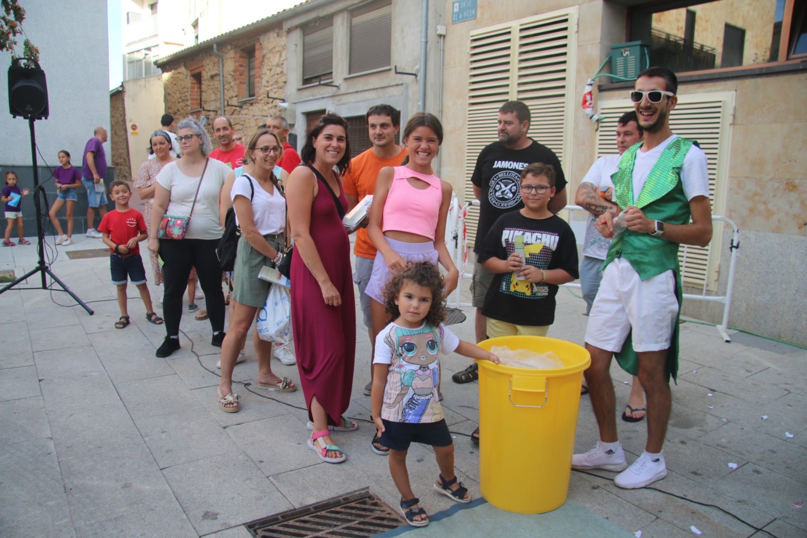 La merienda de las peñas y la ruleta del reciclaje triunfan en Villamayor