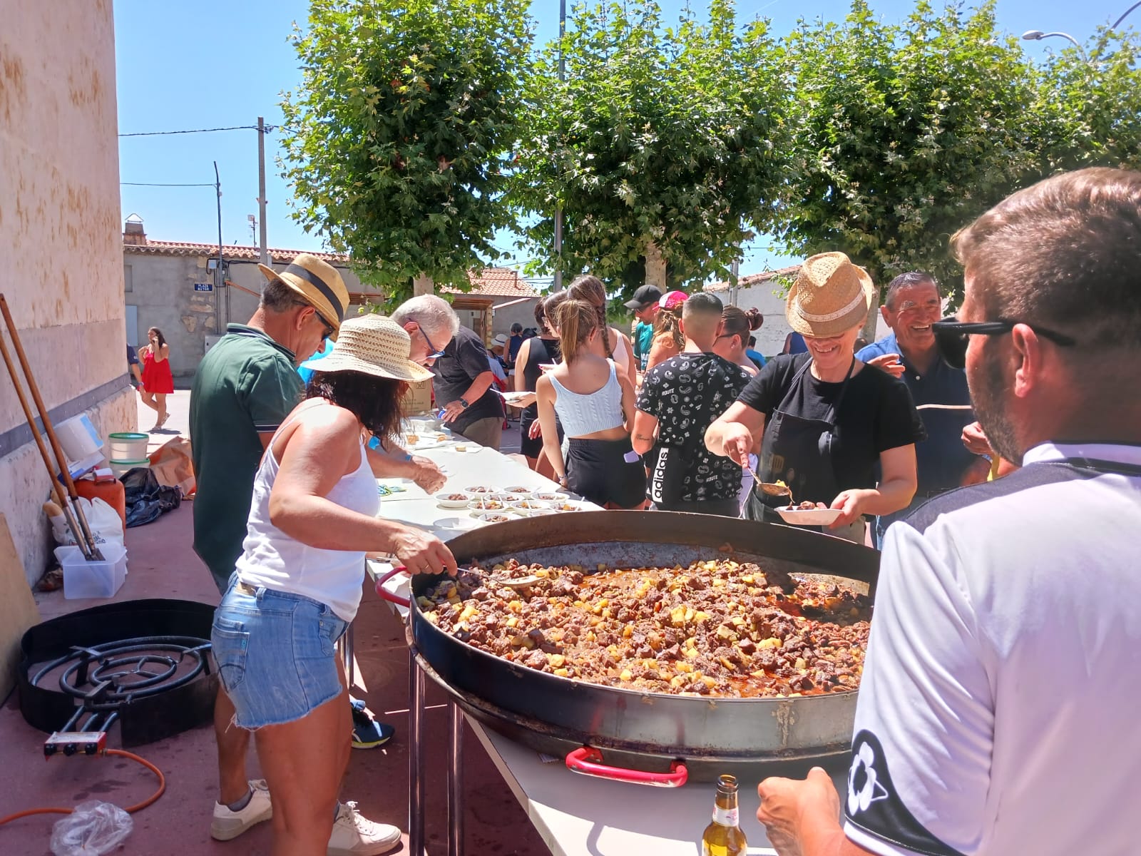 La caldereta une a los vecinos de Almenara de Tormes