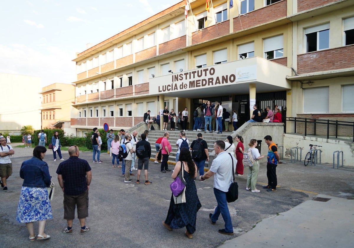 Candidatos entrando a las oposiciones de Secundaria celebradas en mayo.