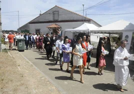 Las madrinas de honor encabezan la procesión de la Virgen de la Asunción en Fuentes de Oñoro