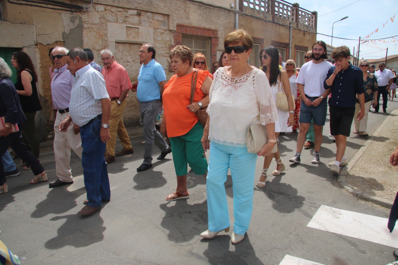 Calles a rebosar de público en las fiestas de Valdelosa