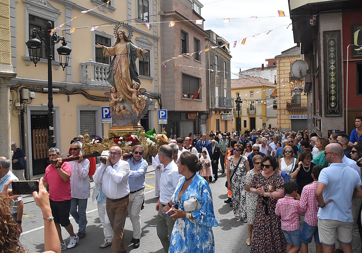 Multitudinaria procesión en Guijuelo para honrar a la Virgen de la Asunción