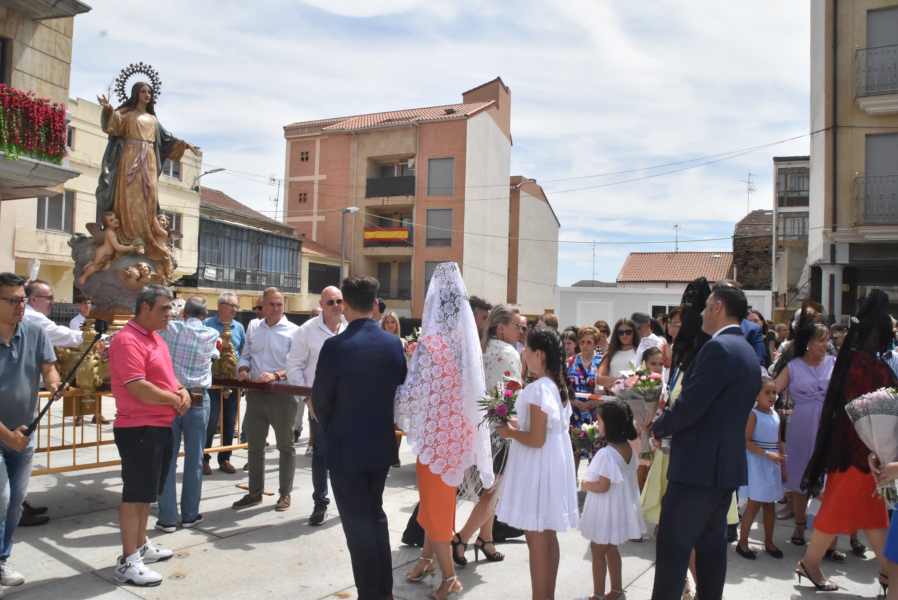 Multitudinaria procesión en Guijuelo para honrar a la Virgen de la Asunción